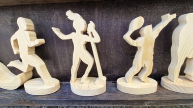 Figurki postaci z drewna
